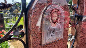 Фото на памятник цветное женщине